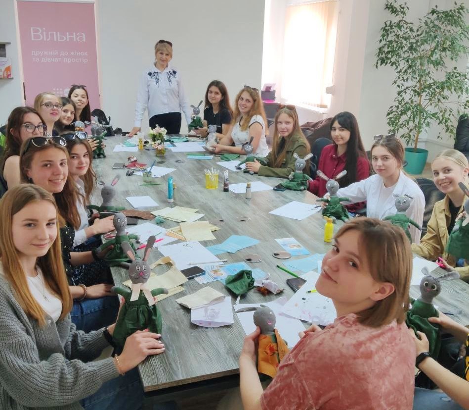 Студентки спеціальності ''дошкільна освіта'' раді співпраці з соціальною працівницею Оксаною Мирославівною Шуль.